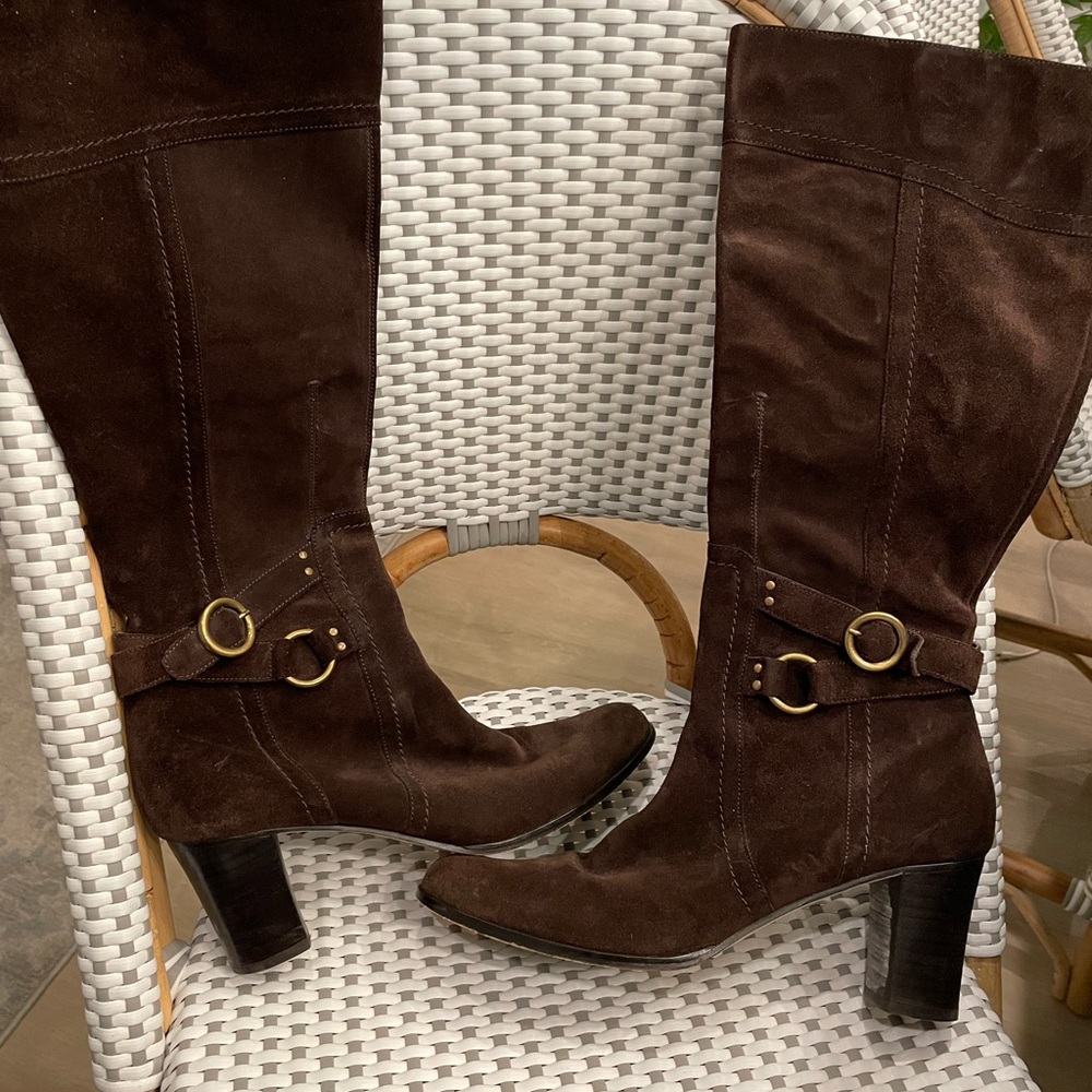 Brown suede boot